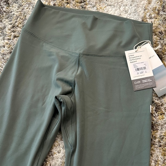 Vuori AllTheForm Legging in Marsh Green NWT - Picture 5 of 5